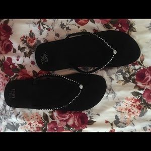 Diamond type stud flip flops